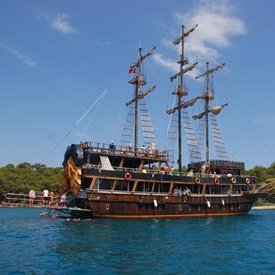 Пиратская яхта в Анталии