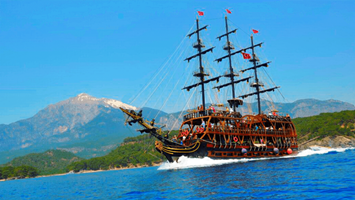 Пиратская яхта в Анталии