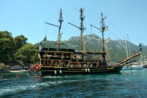Пиратская яхта в АланииПиратская яхта в Алании