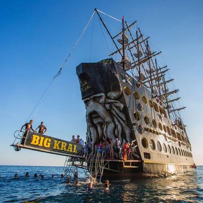 Пиратская яхта Big Kral в Алании