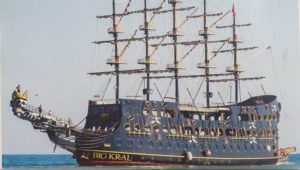 Пиратская яхта Big Kral в Алании
