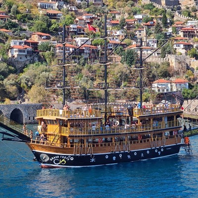 Пиратская яхта в Белеке