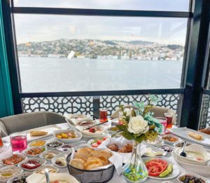 Завтрак на корабле в Стамбуле