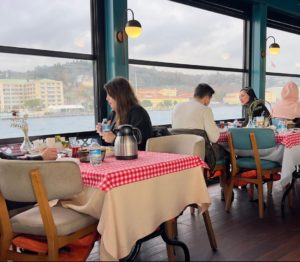 Завтрак на корабле в Стамбуле